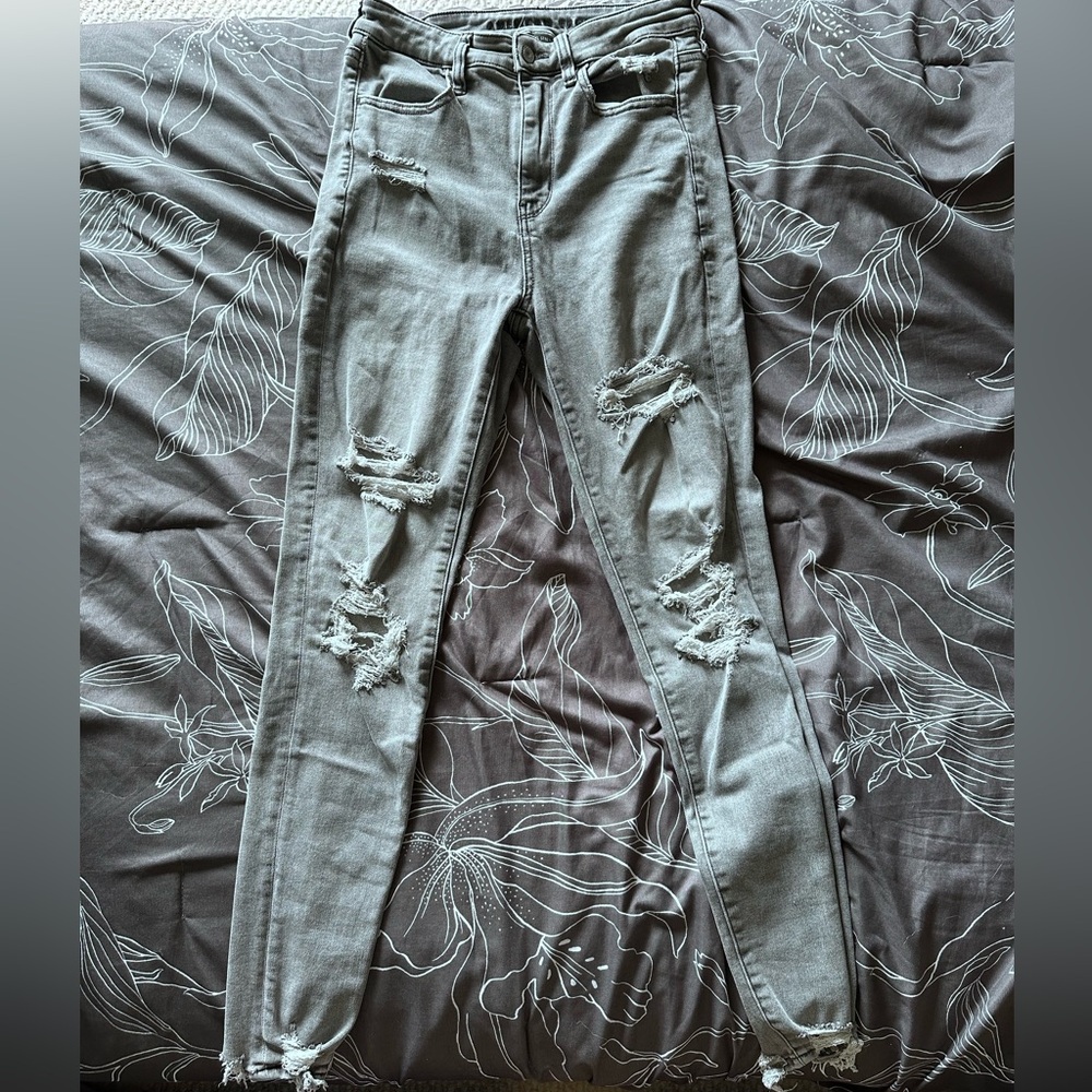 American eagle grey ripped denim jeans.